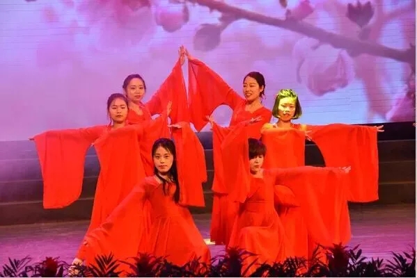 伯乐体育艾普喷涂机器人