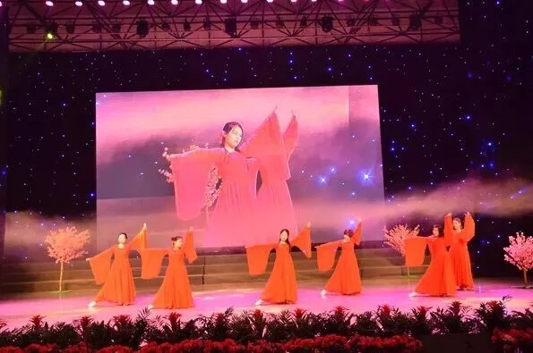 伯乐体育艾普喷涂机器人
