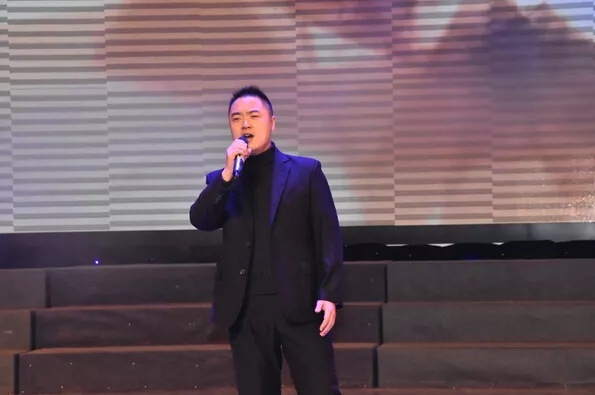 伯乐体育艾普喷涂机器人