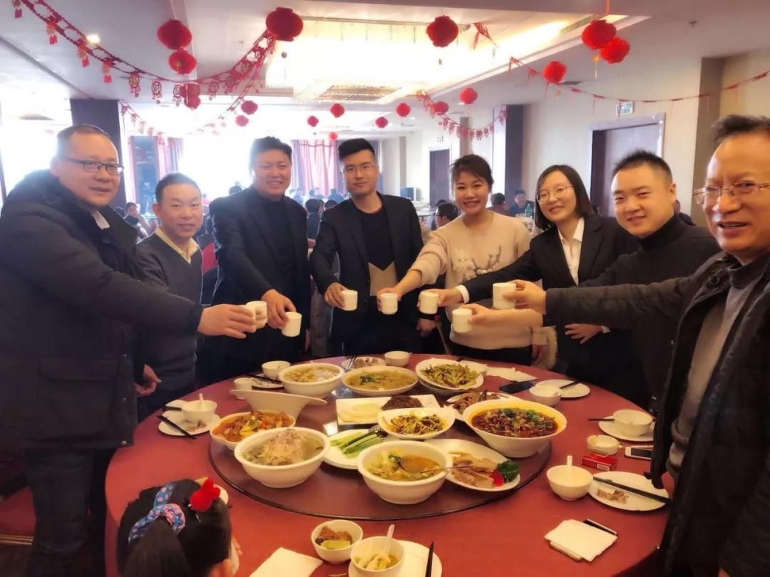 伯乐体育艾普喷涂机器人