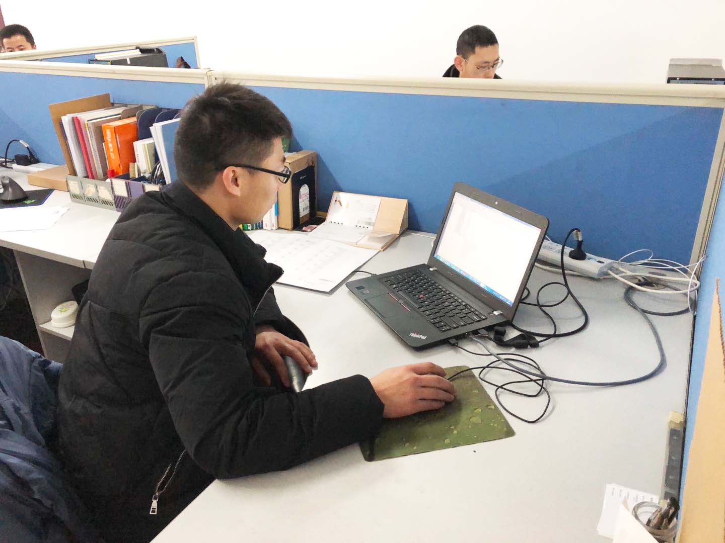 伯乐体育艾普喷涂机器人