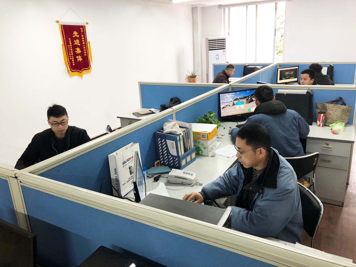 伯乐体育艾普喷涂机器人